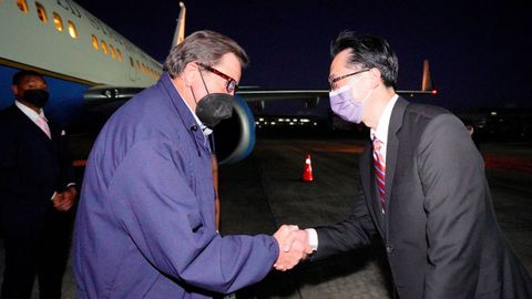 El director general del Departamento de Asuntos de Amrica del Norte del Ministerio de Relaciones Exteriores de Taiwn, Douglas Hsu, da la bienvenida al representante de Estados Unidos, John Garamendi, en el Aeropuerto de Taipi, en Taiwn. 