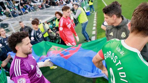 Jugadores del Racing con la bandera del Pueblo Gitano.