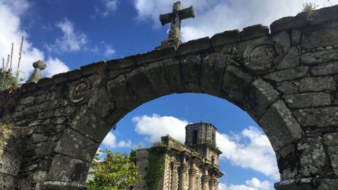 Enclaves mágicos como el monasterio de Monfero, también lleno de leyendas.