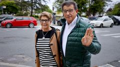 Mercedes y Antonio, loteros de la administraci�n del Carrefour de A Coru�a donde se vendi� el boleto, este martes, a su entrada a la Audiencia Provincial. 