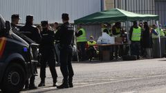 Presencia policial en la zona del puerto de A Coru�a en la que est�n los piquetes