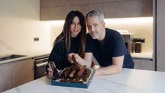 Miguel Gonz�lez con su mujer y social, Laura Novoa, con el turr�n de torrija con agua termal