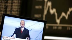 Un operario bursatil observa la rueda de prensa del presidente de Volkswagen