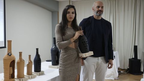 Entrega de uno de los premios a la representante de Adega Vella