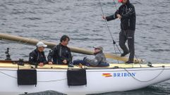 El rey em�rito con otros tripulantes del Brib�n en la r�a de Pontevedra en una de sus visitas del a�o pasado