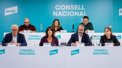 Miembros del consejo nacional de Junts, reunidos para validar la propuesta de consulta a la militancia.