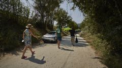 El camino de acceso al aparcamiento de las termas de Muo da Veiga ser de un nico sentido para evitar los problemas que se originan cuando se cruzan dos coches. El movimiento de vehculos y peatones es intenso estos das pese a que las pozas pblicas siguen cerradas. 