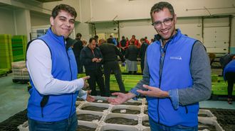 Martín González y João Baganha son los guías habituales en las visitas a la lonja ribeirense