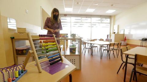 Profesora del CEIP Novo Mesoiro (A Coru�a) prepara el aula para la vuelta de los alumnos y alumnas a clase este lunes