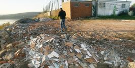 Si no es posible antes, el Concello afirma que la reforma del campo de f�tbol acabar� con el escombro que se amontona a sus pies. 