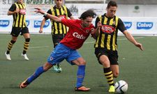 El carball�s Roberto Pi�eiro, que se lesion�, fue de los mejores presiona a Gustavo Souto. 