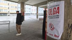 Un pasajero tirado en la estaci�n de Ferrol el pasado viernes, jornada de huelga de autobuses.