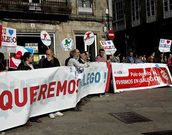 <span lang= es-es >A Mesa protesta</span>. Unas sesenta personas exigieron ayer en Santiago que se respete al gallego en la se�alizaci�n.