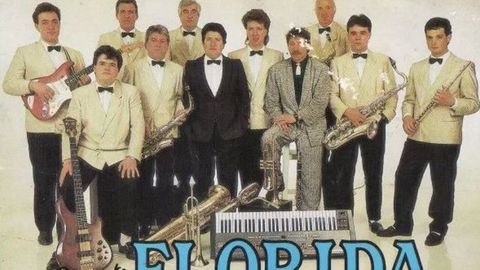 Suso, con traje negro y pajarita, con sus compañeros de la orquesta Florida, en los años noventa.