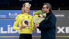 Julius Johansen con el maillot dise&ntilde;ado por Vella Escola tras ganar la contrarreloj de O Gran Cami&ntilde;o recogiendo el premio de manos de Diego Calvo