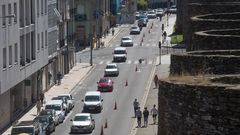 Tr�fico en la Ronda da Muralla, cerca de la Porta da Estaci�n, a primeras horas de la tarde del lunes