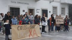 Durante el 2024 los vecinos protestaron por la falta de servicios que el Concello no podía pagar.