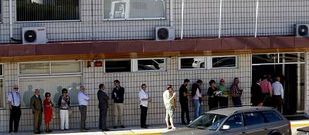 Accionistas de Pescanova, haciendo ayer cola en las instalaciones de la empresa en Chapela para asistir a la junta de la compa��a pesquera.