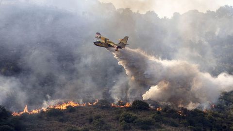 Un hidroavin sofoca  el incendio forestal que consume la colina de Catillo en Tivoli, cerca de Roma.