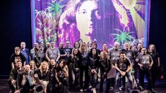 Miembros del club con Glenn Hughes tras un concierto en Vigo en el 2023