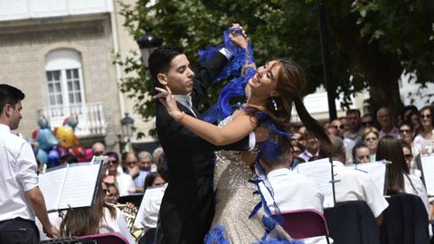Dos bailarines acompañaron la actuación de la Banda Municipal