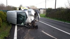 El veh�culo accidentado es una furgoneta que volc� en la carretera de Monforte a Escair�n