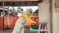 Un trabajador de M�dico Sin Fronteras en un centro de tratamiento de �bola en Goma, en el este de Rep�blica Democr�tica del Congo