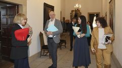 Marta Abal (izquierda) exige a Goretti Sanmart�n (derecha) que tome cartas en el desbloqueo de ayudas a colectivos vecinales