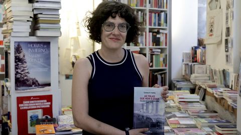 <span lang= gl >A autora cun exemplar do libro</span>