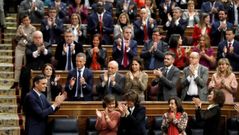 La bancada socialista aplaude a Pedro Sánchez durante la sesión del domingo