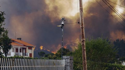 Un incendio mantiene en alerta O Cumial y Seixalbo (Ourense).