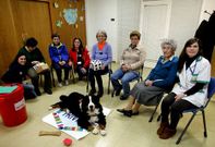 Beatriz, a la derecha, con cinco mujeres en terapia, las dos voluntarias colaboradoras, y Dama.