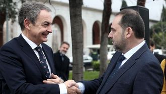 El expresidente Jos� Luis Rodr�guez Zapatero saludando al exministro Jos� Luis �balos durante un acto en Madrid en el 2020