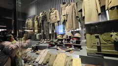 Trajes protectores de los cient�ficos expuestos en el museo de Harbin sobre la Unidad 731.