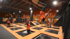 Todo a punto para empezar a dar saltos en el Urban Planet de Nar�n