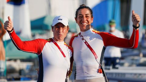Tamara Echegoyen (izquierda) y Paula Barcel� posan tras lograr la cuarta plaza en la clase 49erFX de vela