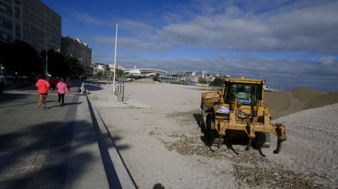 Trabajos para retirar la duna de Riazor