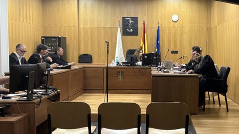 Los abogados de los acusados, este viernes, en los juzgados. 