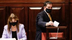La presidenta del Parlamento catalln, Laura Borrs, y el diputado de JxCat Jaume Alonso-Cuevillas durante la Comisin del Estatuto de los Diputados este mircoles