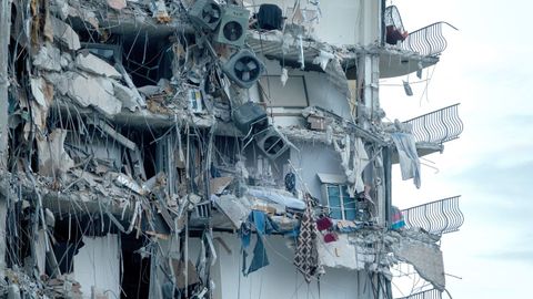 Estado en el que qued� el edificio, de 12 plantas y 40 a�os de antig�edad, en Miami Beach