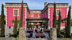 Solo para adultos en el lugar de Galegos: El fucsia de la fachada del pazo es solo la primera de muchas sorpresas de la transformacin en una country house de diseo eclctico y multicultural. Es un only adults y solo acepta huspedes de 18 o ms aos. Tiene 13 suites y 6 yurtas de lujo al lado de sus vias.