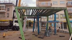 El derribo de la estructura que cubra la estatua de Manuel Mara en Monforte