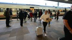 Usuarios del segundo tren de la ma�ana del Eje Atl�ntico, que parte de A Coru�a a las 7.00 horas, accediendo a la estaci�n de Pontevedra.
