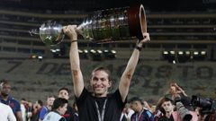 El exdeportivista Filipe Luis levantando el ttulo de la Copa Libertadores logrado con el Flamengo brasileo