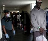 Medio millar de inmigrantes son atendidos a�n por las oeneg�s en Tarifa. 