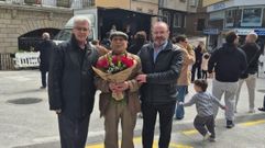 El concejal Miguel Fern�ndez y el alcalde, Eduardo Parga, con el cumplea�ero