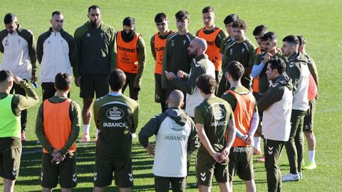 Los jugadores del Celta, durante la charla previa al entrenamiento deeste sbadoen Afouteza.