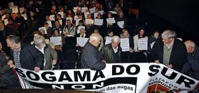 Los vecinos abarrotaron el patio de butacas, asistieron a una hora de pleno y abandonaron el Teatro Principal sin mayores incidentes. 