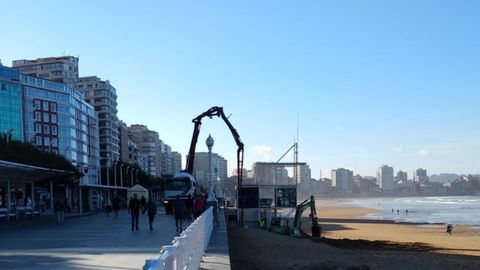 Refuerzo de la caseta de Salvamento Marítimo de la playa de San Lorenzo de Gijón.Trabajos de cimentación de la caseta de Salvamento de la playa de San Lorenzo