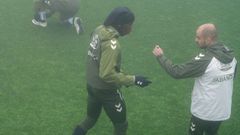 Ilaix Moriba, uno de los habituales del Celta que no viajaron a Barcelona, con el preparador f�sico �lex And�jar este s�bado.